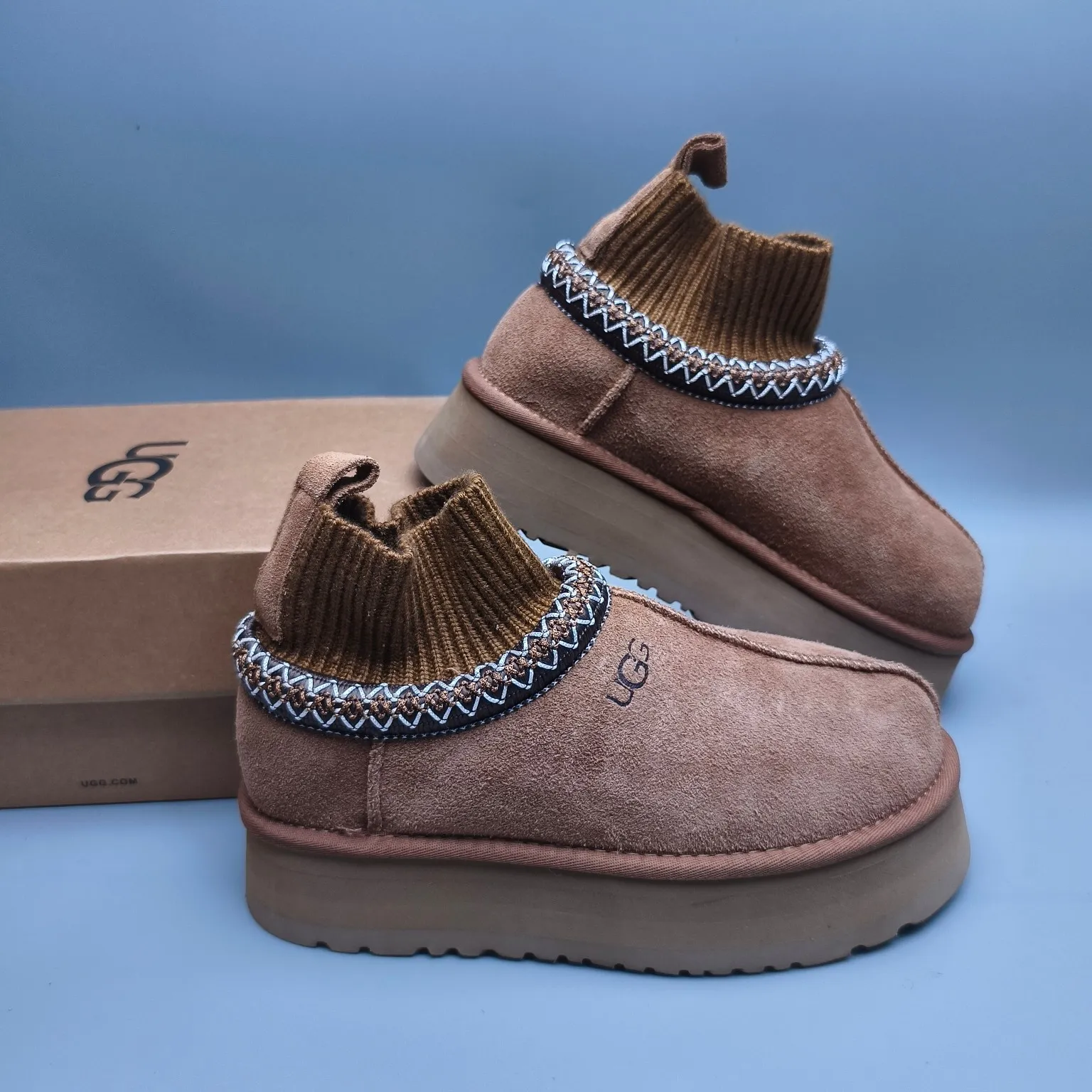 💰520 UGG sheepskin all-in-one snow boots 5956 thick-soled ethnic style braided style Color: maroon black sand matching code: 35-40